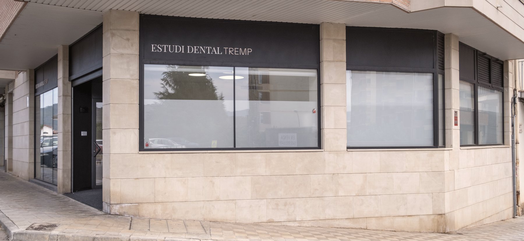 Fachada de la clínica de Tremp con el rótulo Estudi Dental Tremp