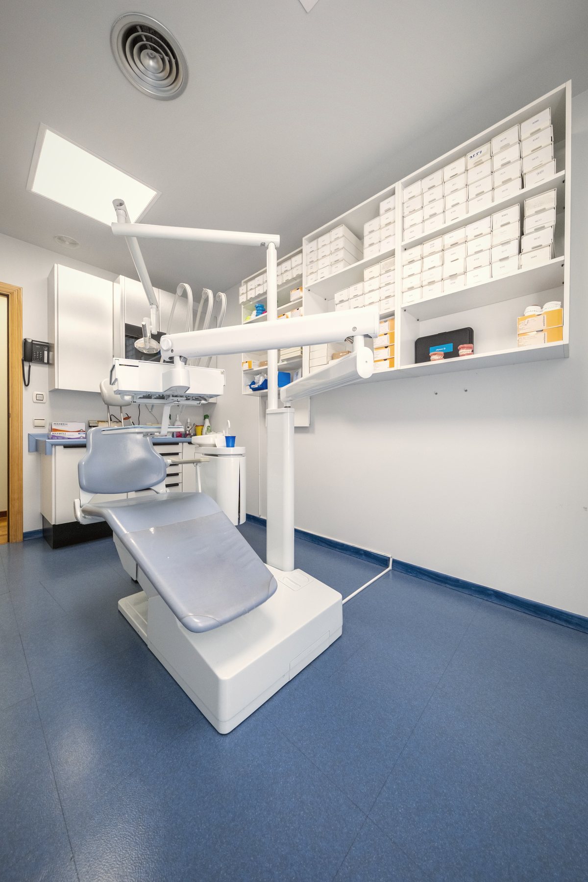 Gabinete dental equipado con tecnología actual